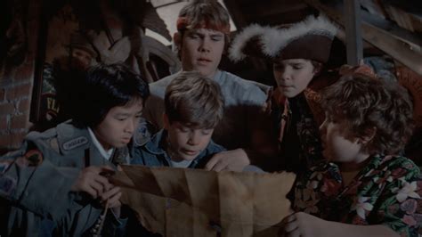 ¿Qué pasaría si un grupo de chicos encontrara un tesoro pirata perdido y se enfrentaran a peligrosas trampas? Un análisis de Los Goonies!